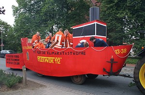 Umzug mit Mottowagen